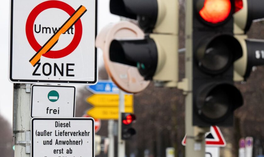 Der Stadtrat muss entscheiden, ob und wie das Diesel-Fahrverbot verschärft wird. Foto: Sven Hoppe/dpa