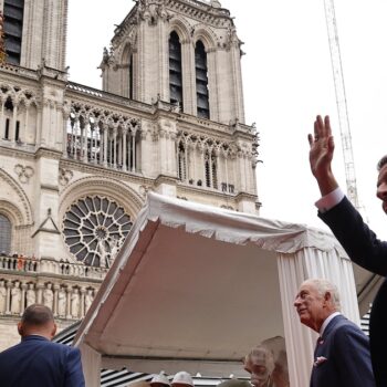 e président français Emmanuel Macron et le roi Charles III de Grande-Bretagne lors de leur visite à la cathédrale notre-Dame de Paris, actuellement en restauration à la suite d'un incendie en 2019 qui a détruit son toit, à Paris le 21 septembre 2023.