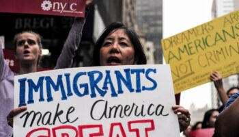 Des jeunes immigrés manifestent le 5 octobre 2017 à New York contre l'abrogation par le président américain Donald Trump d'un décret les protégeant de l'expulsion