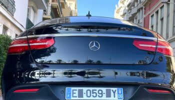 Violences routières : à Nice, cet artiste a littéralement les « boules » face aux SUV