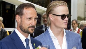 Kronprinz Haakon von Norwegen (l.) mit seinem Stiefsohn Marius Borg Høiby