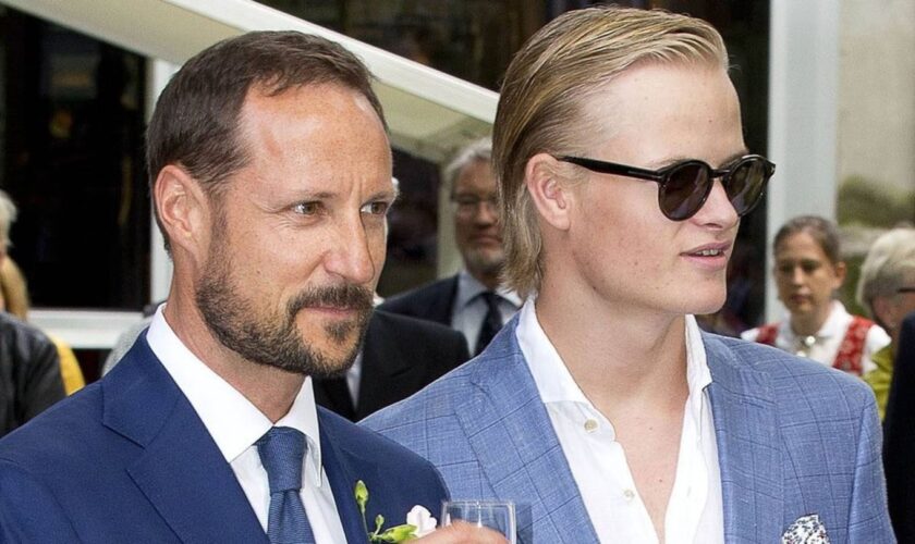 Kronprinz Haakon von Norwegen (l.) mit seinem Stiefsohn Marius Borg Høiby