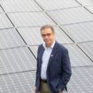 Le maire écologiste de Bordeaux, Pierre Hurmic, veut multiplier l'installation de panneaux solaires dans sa ville, y compris sur certains monuments historiques.