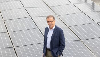 Le maire écologiste de Bordeaux, Pierre Hurmic, veut multiplier l'installation de panneaux solaires dans sa ville, y compris sur certains monuments historiques.