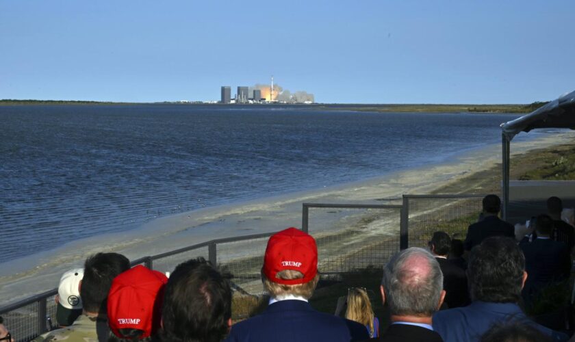 SpaceX : la mégafusée Starship échoue un nouveau test et finit sa course dans la mer, sous les yeux de Trump