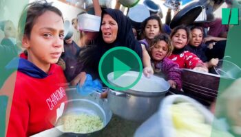 À Gaza, ces scènes chaotiques de distribution alimentaire révèlent la famine qui guette