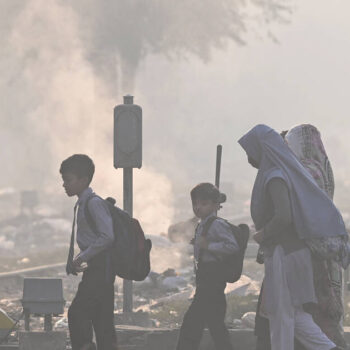 Smog au Pakistan : les enfants autorisés à retourner à l’école après une baisse de la pollution