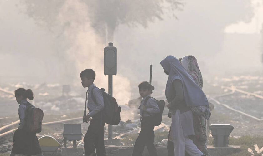 Smog au Pakistan : les enfants autorisés à retourner à l’école après une baisse de la pollution