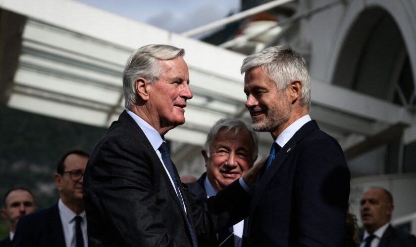 Le chef du groupe parlementaire des Républicains (LR) à l'Assemblée nationale, Laurent Wauquiez (au centre à droite) accueille le Premier ministre français Michel Barnier (au centre à gauche) alors que le président du Sénat français Gérard Larcher (au centre) assiste à l'arrivée de Barnier pour y participer aux Journées parlementaires du parti de droite Les Républicains (LR) à Annecy le 12 septembre 2024.