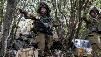 Photo prise lors d'une visite embarquée avec l'armée israélienne dans le sud du Liban, et éditée sous son contrôle, montrant des soldats sur ce qui est présenté comme une position abandonnée par le Hezbollah le 13 octobre 2024