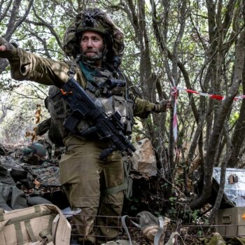 Photo prise lors d'une visite embarquée avec l'armée israélienne dans le sud du Liban, et éditée sous son contrôle, montrant des soldats sur ce qui est présenté comme une position abandonnée par le Hezbollah le 13 octobre 2024