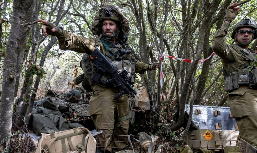 Photo prise lors d'une visite embarquée avec l'armée israélienne dans le sud du Liban, et éditée sous son contrôle, montrant des soldats sur ce qui est présenté comme une position abandonnée par le Hezbollah le 13 octobre 2024