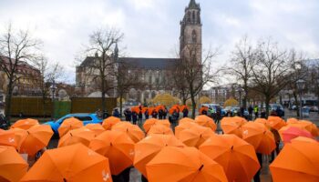 Die Aktion mit orangenen Regenschirmen galt dem verbesserten Schutz für Frauen, die von Gewalt betroffen sind. Foto: Klaus-Dietm