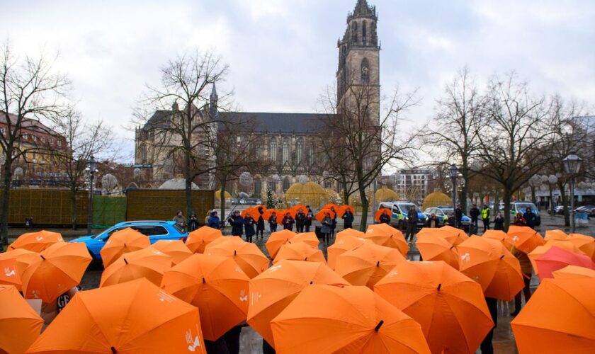 Die Aktion mit orangenen Regenschirmen galt dem verbesserten Schutz für Frauen, die von Gewalt betroffen sind. Foto: Klaus-Dietm