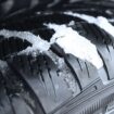 Bei Eis und Schnee: Sommerreifen im Winter? Diese Strafen drohen Autofahrern