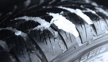 Bei Eis und Schnee: Sommerreifen im Winter? Diese Strafen drohen Autofahrern