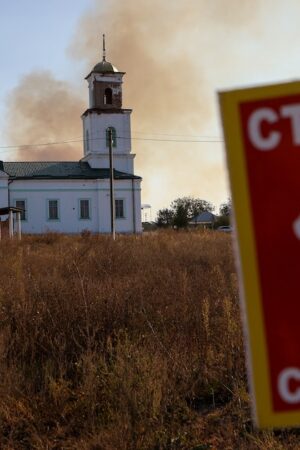 Un incendie s'est déclaré dans des champs de mines et des bandes forestières près du village de Grakovo dans la région de Kharkiv le 29 septembre 2023, qui a été désoccupé par les forces russes.