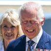 Le roi Charles III et la reine Camilla arrivent à l'établissement de défense Fairbairn à Canberra le 21 octobre 2024, lors d'une visite royale de six jours à Sydney et Canberra