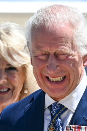 Le roi Charles III et la reine Camilla arrivent à l'établissement de défense Fairbairn à Canberra le 21 octobre 2024, lors d'une visite royale de six jours à Sydney et Canberra