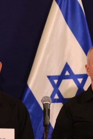 Le Premier ministre israélien Benjamin Netanyahu (G) et le ministre de la Défense Yoav Gallant assistent à une conférence de presse dans la base militaire de Kirya à Tel Aviv, le 28 octobre 2023