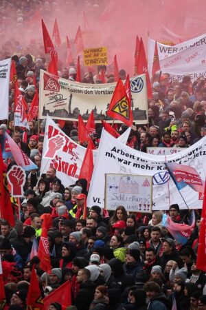 Volkswagen: Tausende VW-Mitarbeiter protestieren in Wolfsburg