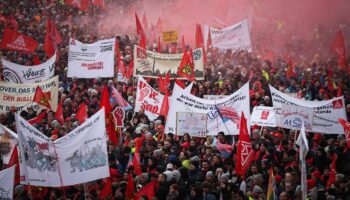 Volkswagen: Tausende VW-Mitarbeiter protestieren in Wolfsburg