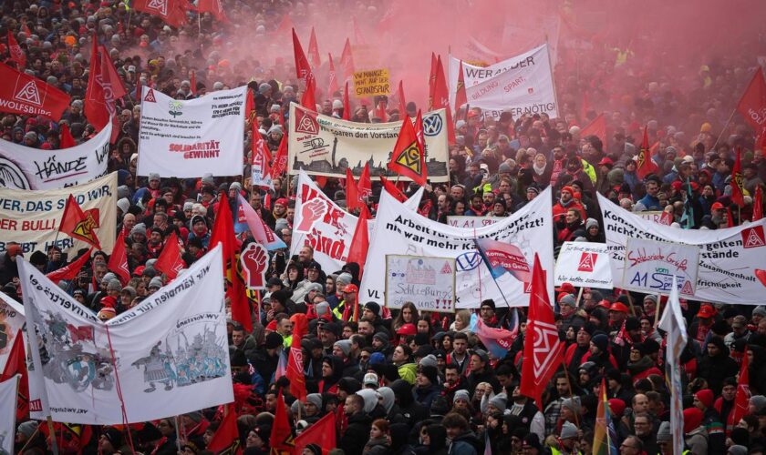 Volkswagen: Tausende VW-Mitarbeiter protestieren in Wolfsburg