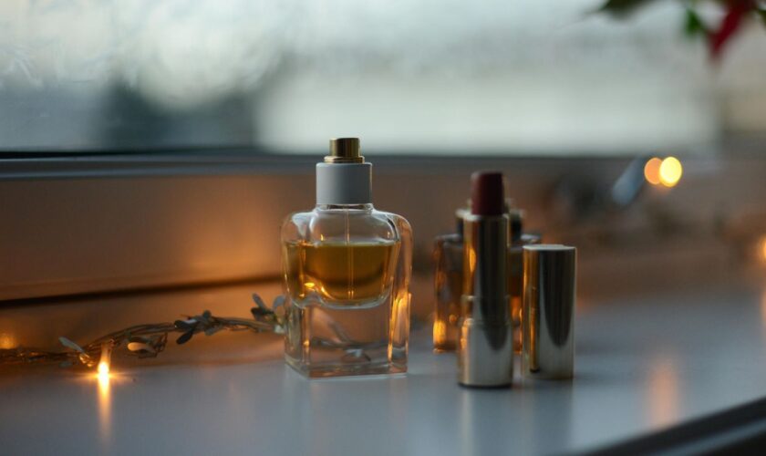 Parfums vor winterlichem Hintergrund