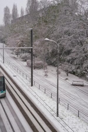 Neige, verglas, vent : la tempête Caetano sème la pagaille dans les transports