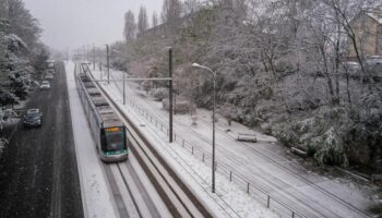 Neige, verglas, vent : la tempête Caetano sème la pagaille dans les transports