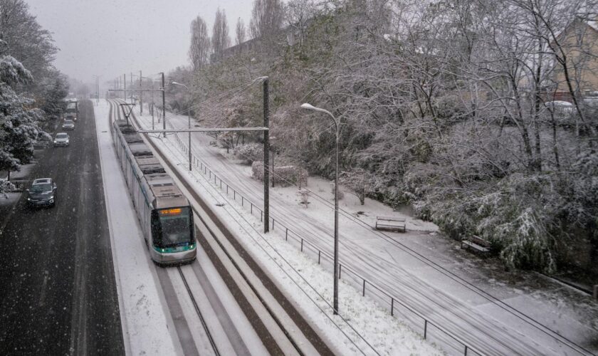 Neige, verglas, vent : la tempête Caetano sème la pagaille dans les transports