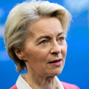 Vor ihrer politischen Laufbahn arbeitete Ursula von der Leyen als Assistenzärztin. (Archivbild) Foto: Petr Josek/AP/dpa