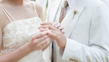 Wedding officiant makes insulting joke about groom’s looks during ceremony