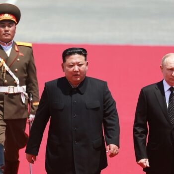 Le président russe Vladimir Poutine est reçu par le dirigeant nord-coréen Kim Jong Un lors d'une cérémonie sur la place Kim Il Sung à Pyongyang, le 19 juin 2024