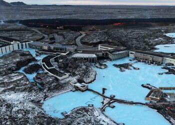 Island: Lava läuft auf den Parkplatz des Thermalbads Blaue Lagune