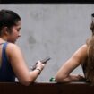 Deux jeunes filles sur leur téléphone à Sydney, le 7 novembre 2024