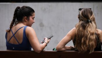 Deux jeunes filles sur leur téléphone à Sydney, le 7 novembre 2024