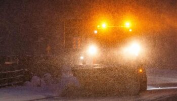 Mehr als 200 Unfälle bei Schnee-Chaos – Räumfahrzeuge arbeiten auf Hochtouren