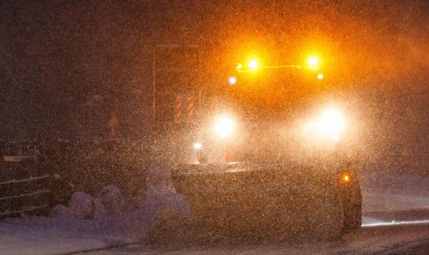 Mehr als 200 Unfälle bei Schnee-Chaos – Räumfahrzeuge arbeiten auf Hochtouren