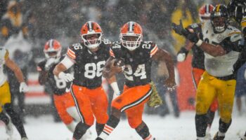 Cleveland Browns stun divisional rivals Pittsburgh Steelers in the snow