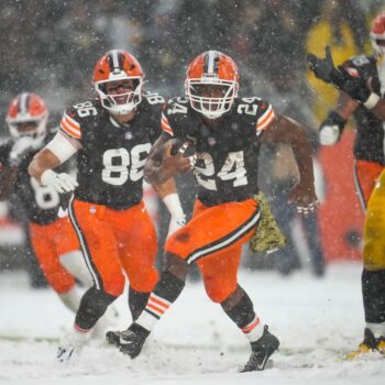 Cleveland Browns stun divisional rivals Pittsburgh Steelers in the snow