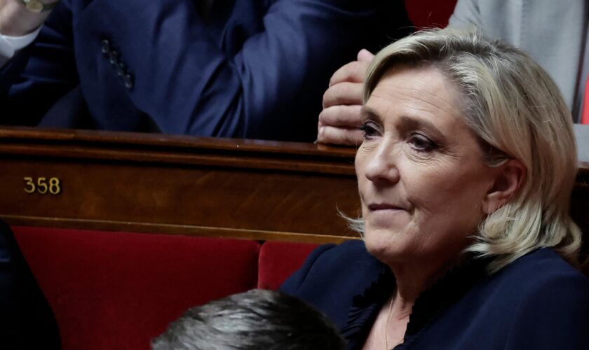 En agitant la censure de Michel Barnier, Marine Le Pen prend le risque des menaces en l’air