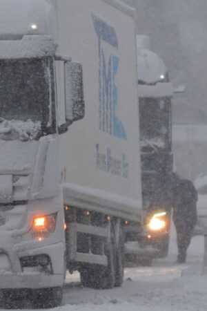 Wintereinbruch: Starker Schneefall sorgt im Süden für Verkehrschaos und Unfälle