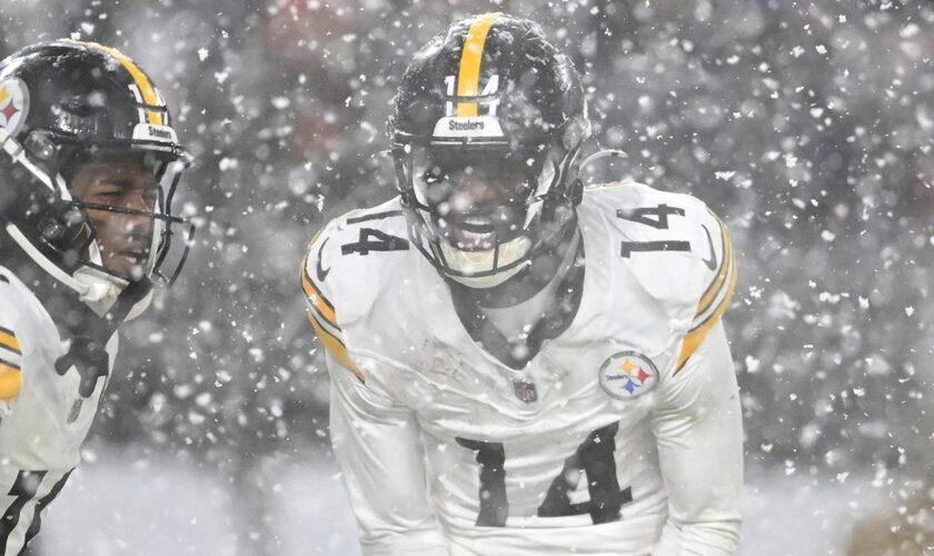 Steelers' George Pickens gets into it with Browns player on final play of blizzard game, held back by security