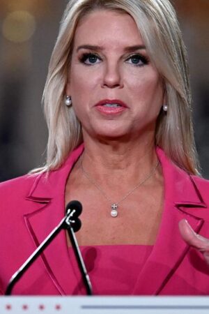 Pam Bondi, une fidèle de Trump nommée au ministère de la Justice pour remplacer Matt Gaetz