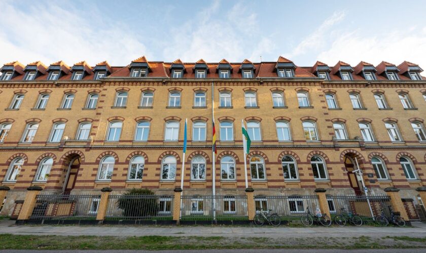 Am kommenden Montag soll das Gebäude des sächsischen Gleichstellungsministeriums orange erleuchten. (Archivbild) Foto: Robert Mi