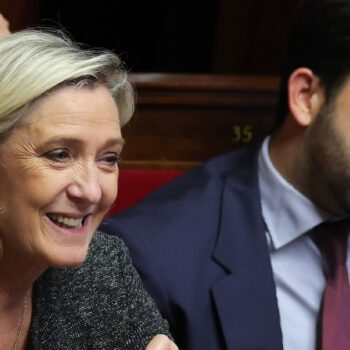 Le député RN Jean-Philippe Tanguy au côté de Marine Le Pen, le 8 octobre 2024 à l'Assemblée nationale à Paris