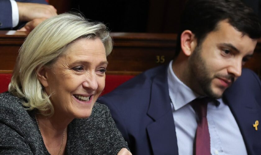 Le député RN Jean-Philippe Tanguy au côté de Marine Le Pen, le 8 octobre 2024 à l'Assemblée nationale à Paris