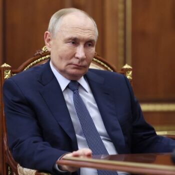 Vladimir Putin calls secret meeting tonight after threatening UK with hypersonic missile