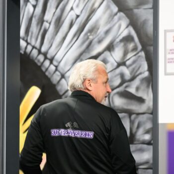 Abschied am Saisonende: Trainer Pavel Dotchev muss in Aue gehen. Foto: Robert Michael/dpa